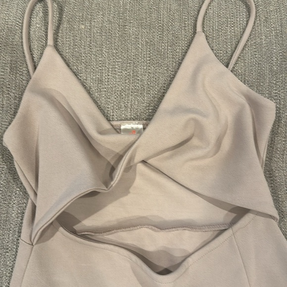 Mauve mini dress with cut out - Picture 2 of 3